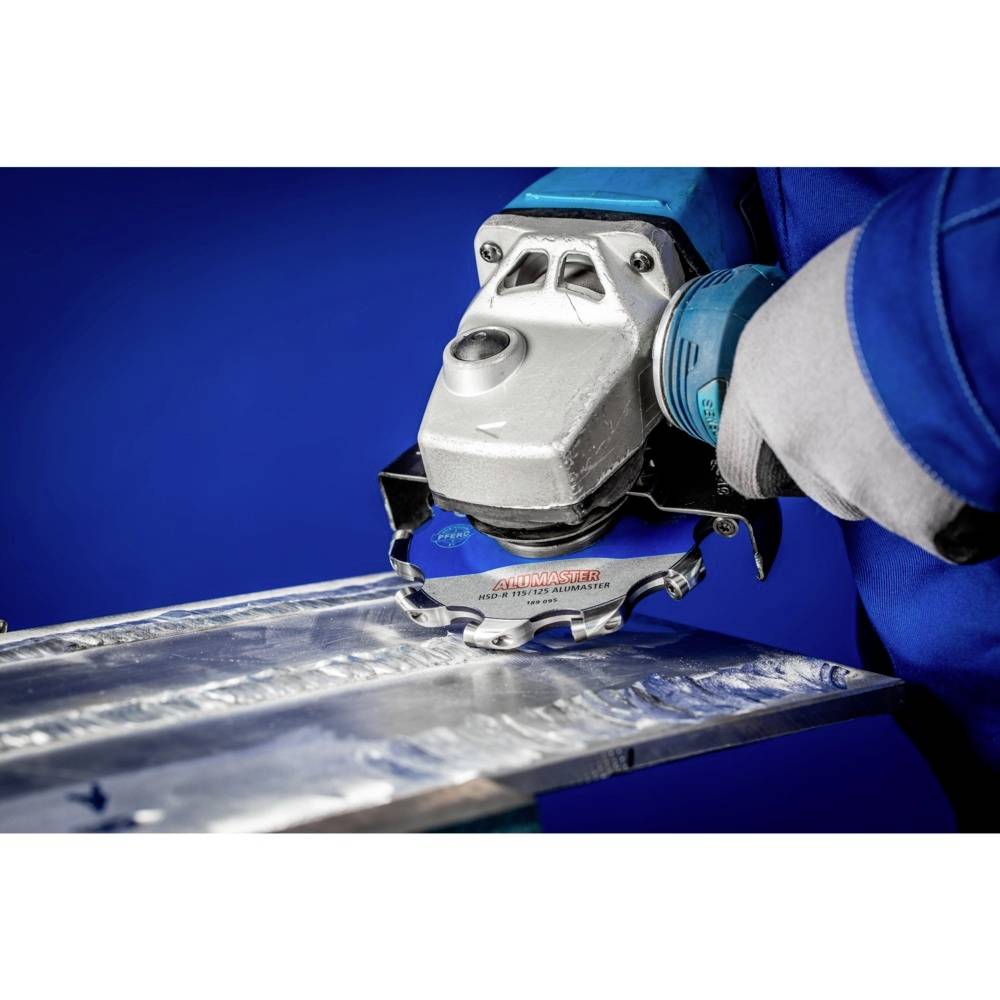 Eine Person verwendet einen Winkelschleifer, um eine Metalloberfläche zu bearbeiten. Der Hintergrund ist blau.