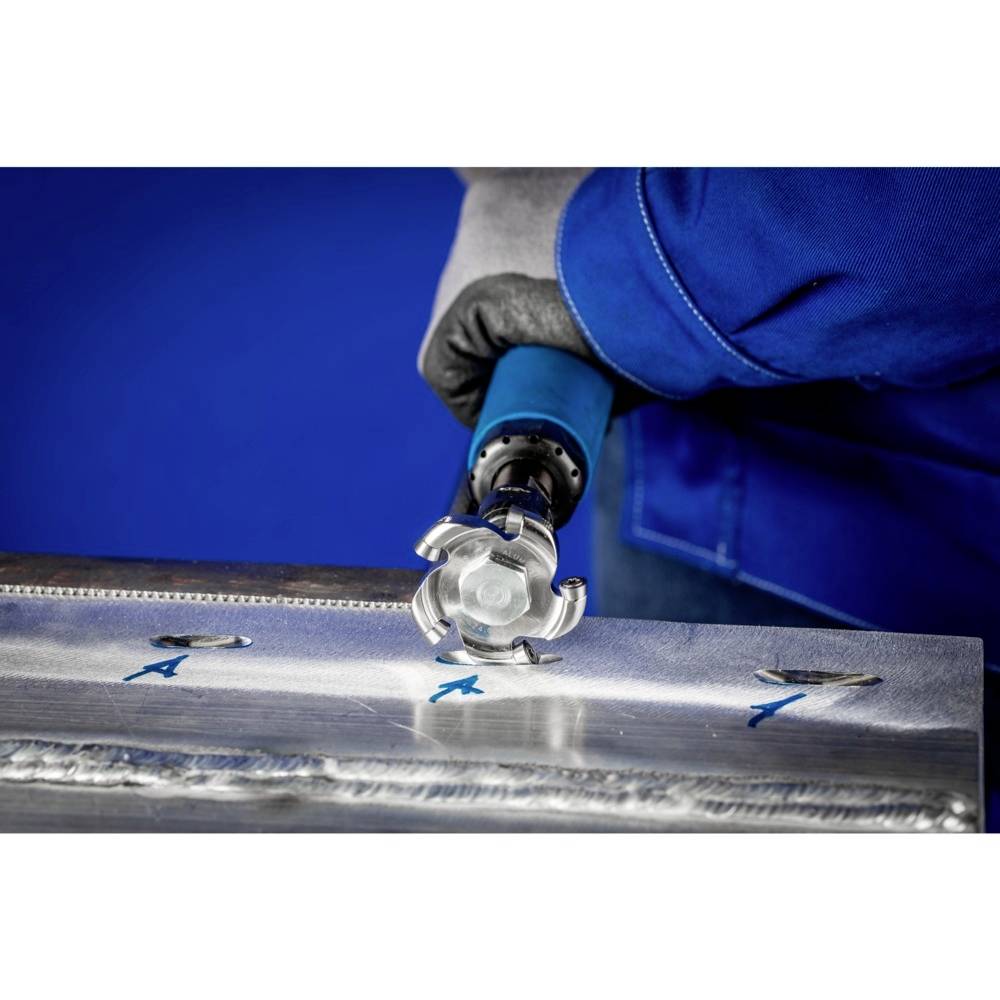 Arbeiter benutzt einen Winkelschleifer, um Metallkanten abzurunden. Schutzkleidung und blauer Hintergrund sichtbar.