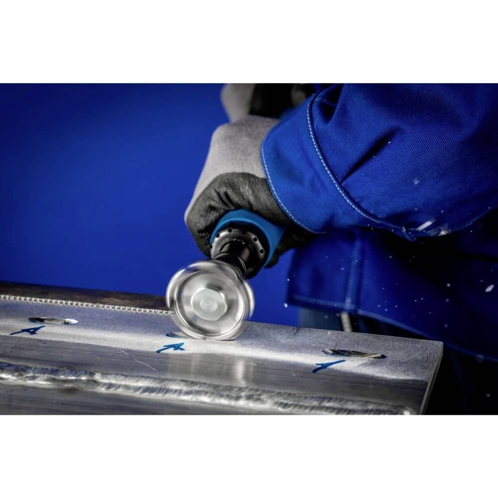 Eine Person in blauer Arbeitskleidung schleift mit einem Winkelschleifer die Oberfläche eines Metallstücks.