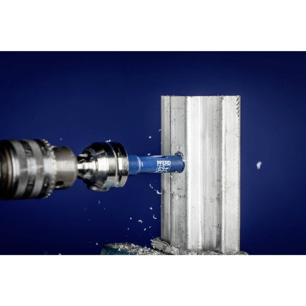 Ein Bohrer bearbeitet ein Stück Aluminium. Späne fliegen heraus. Der Hintergrund ist blau, der Bohrer ist blau und das Aluminium silberfarben.