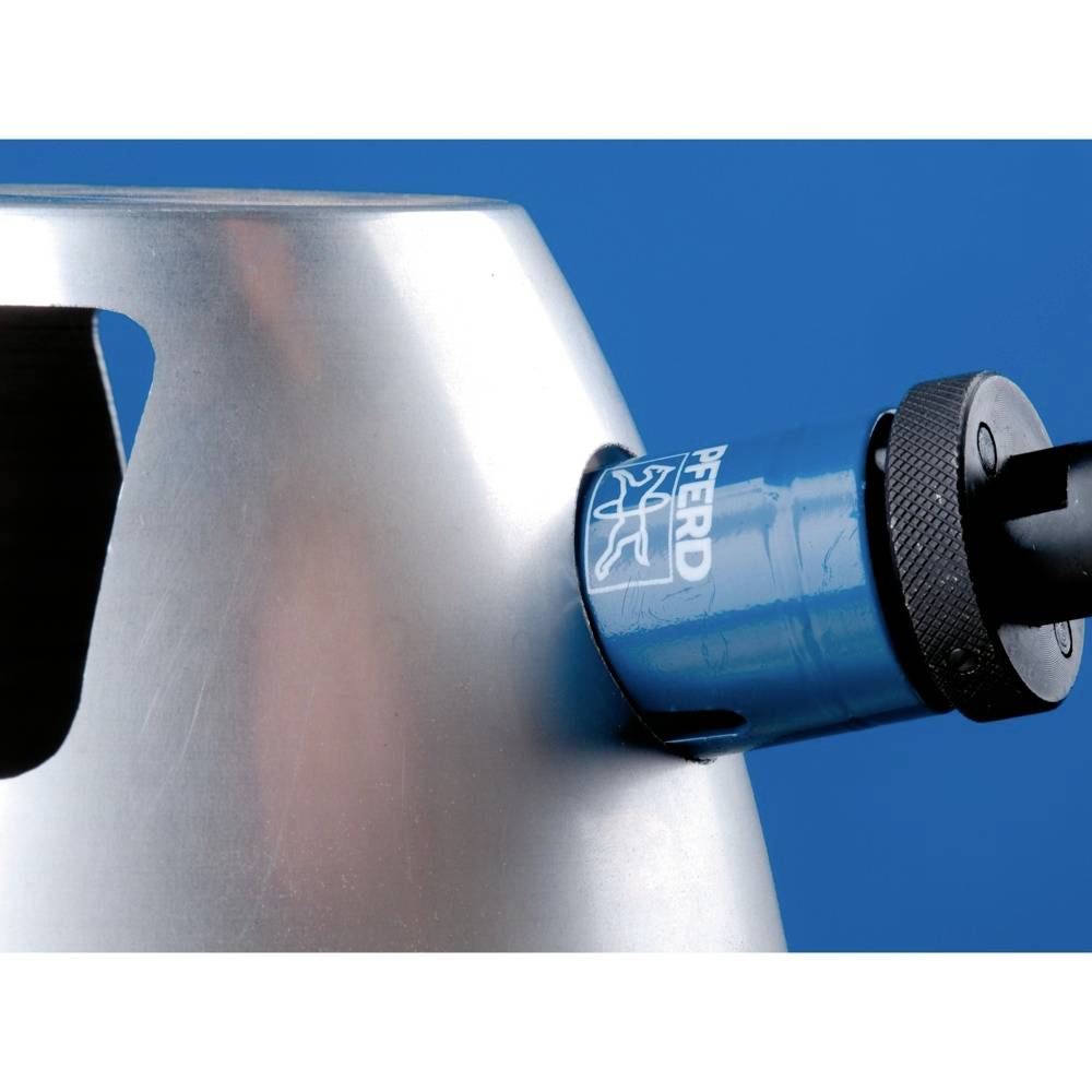 Eine blaue Werkzeugkomponente ist an einem gebogenen Metallstück befestigt, vermutlich Teil eines Maschinenbedienungsprozesses.