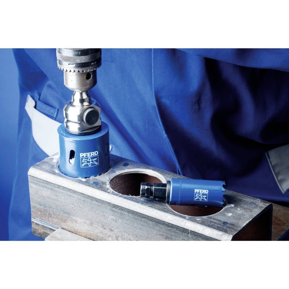Ein Handwerker arbeitet mit einer blauen Lochsäge auf einem Holzbalken. Zwei Lochsägen mit aufgedrucktem Logo sind sichtbar.