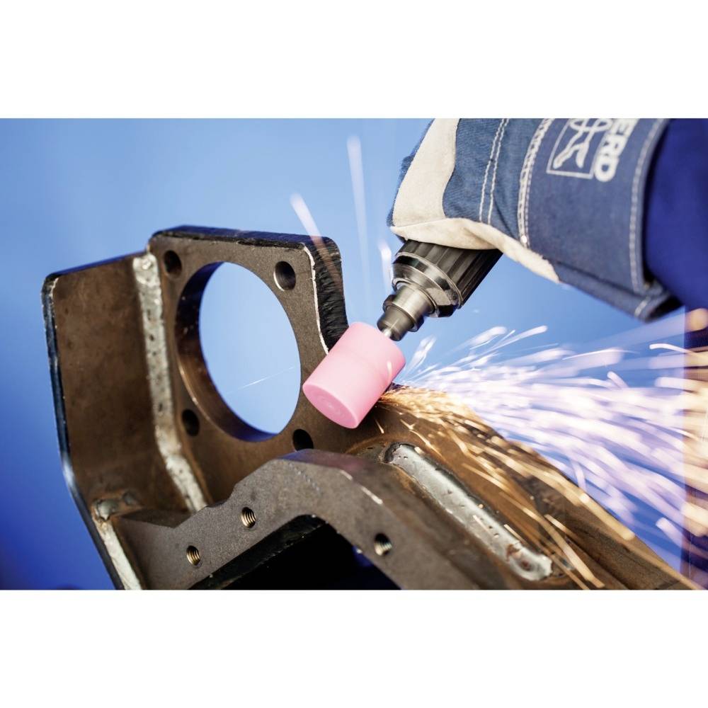 Eine Person schleift ein Metallteil mit einem Winkelschleifer. Es sprühen Funken. Die Person trägt eine Schutzhandschuh.