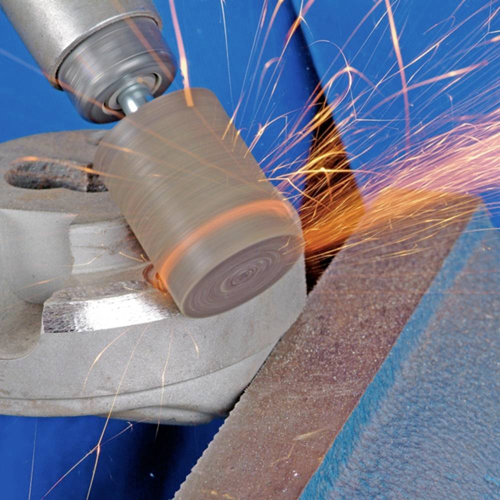 Ein Winkelschleifer bearbeitet Metall, runde Schleifscheibe erzeugt Funken, Nahaufnahme.