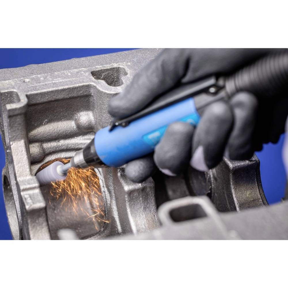 Eine Person schleift mit einem blauen Schleifwerkzeug Metall. Funken fliegen heraus. Die Person trägt schwarze Handschuhe und arbeitet präzise.