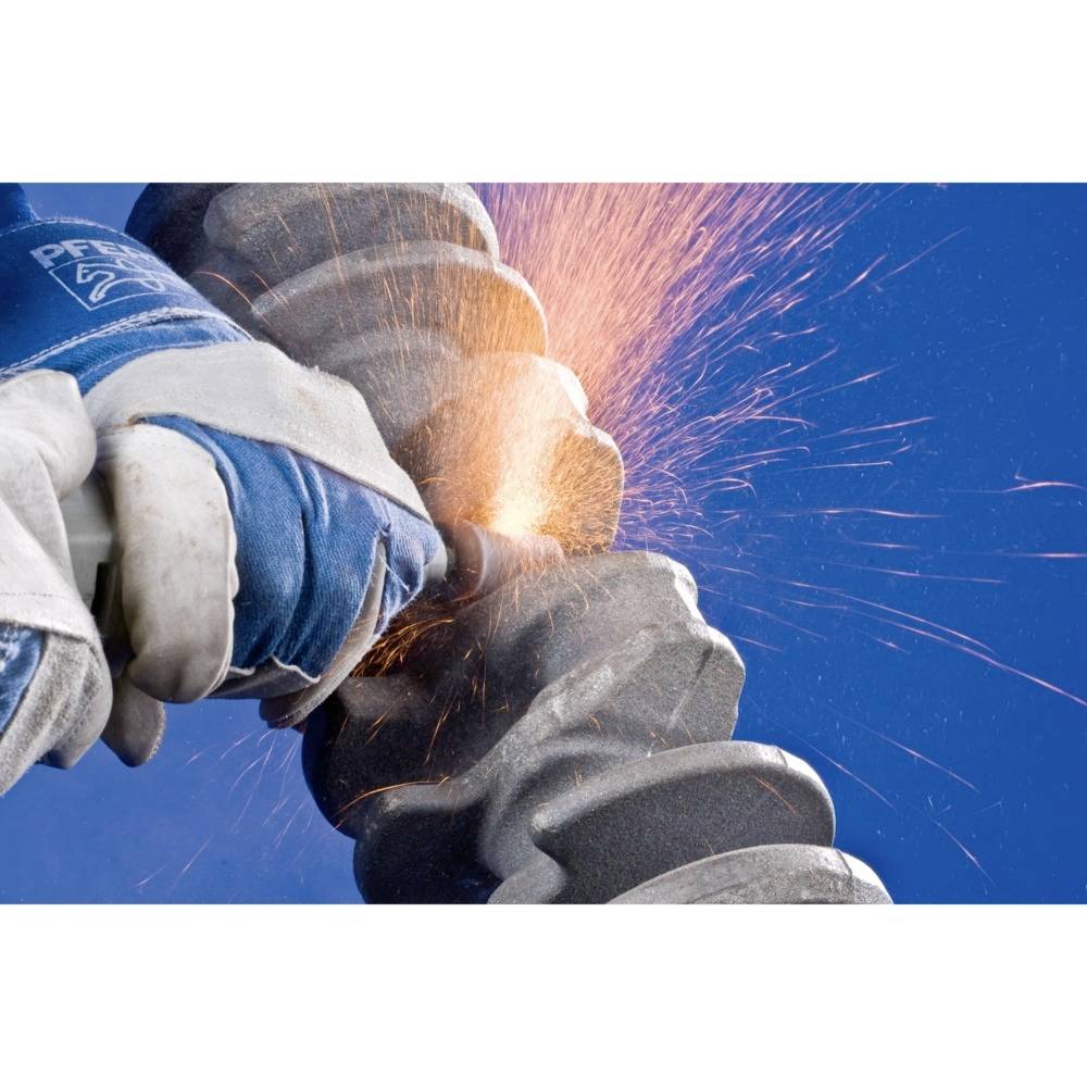 Eine Person mit Handschuhen schleift Metall, Funken fliegen, blauer Hintergrund.