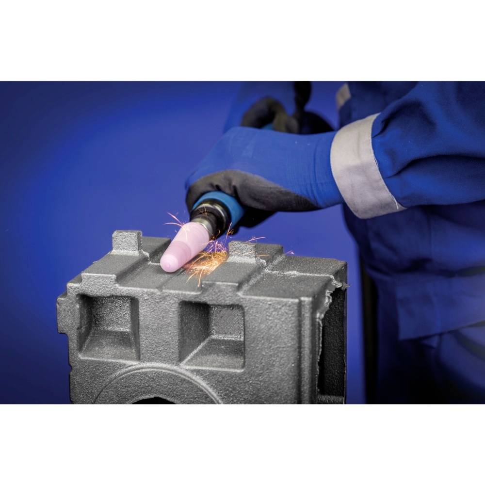 Eine Person in blauer Schutzkleidung schleift Metall mit einem Winkelschleifer. Funken sprühen von der Metallecke.