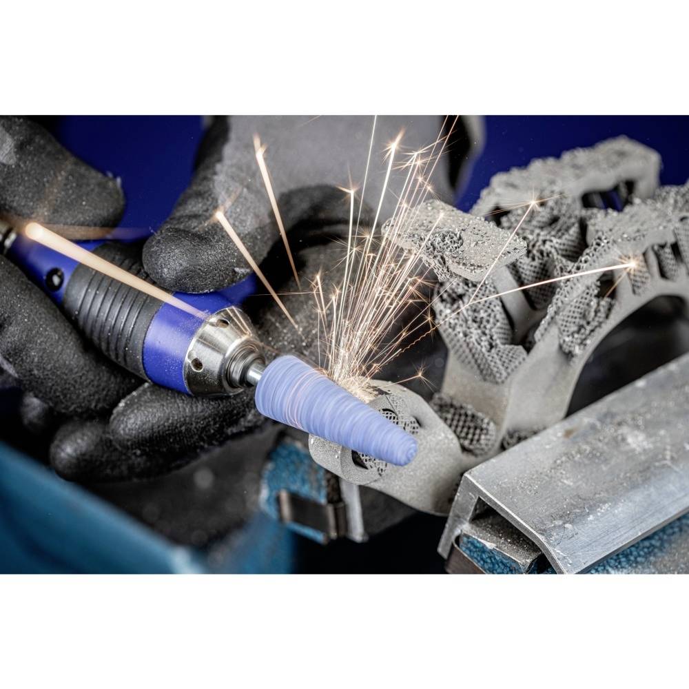 Eine Person verwendet ein elektrisches Schleifwerkzeug, um Metall mit funkelnden Funken zu bearbeiten. Das Metall hat ein komplexes Design.