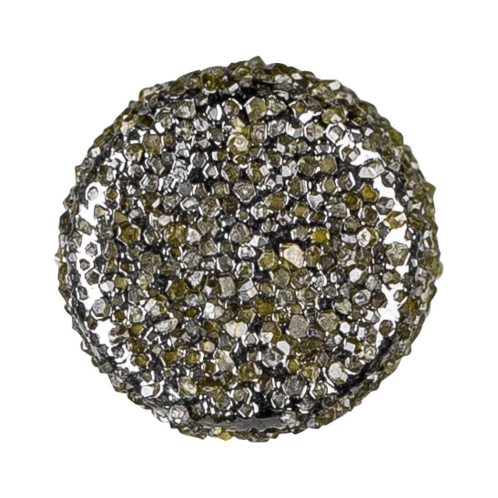 Eine runde Oberfläche bedeckt mit dicht gepackten, funkelnden kleinen Steinen, die Diamanten ähneln. Sie reflektieren Licht in verschiedenen Winkeln.