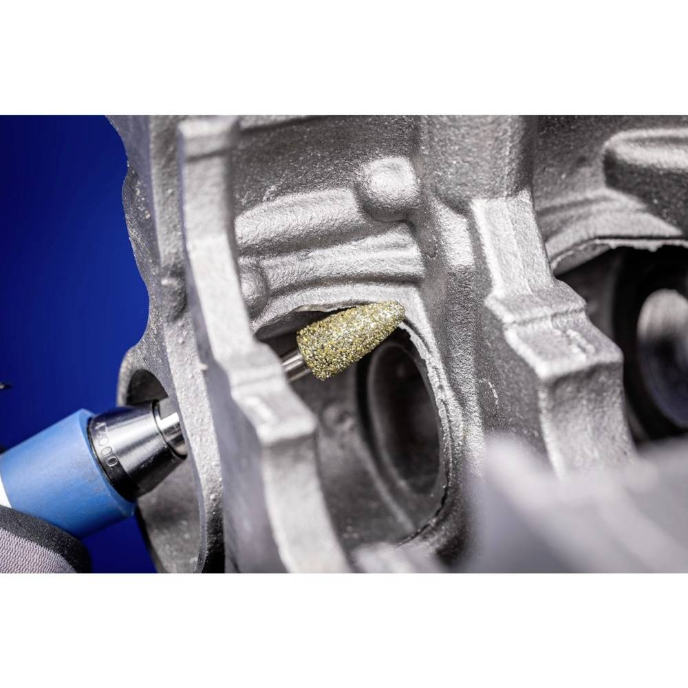 Eine Nahaufnahme eines Fräswerkzeugs, das Metalloberflächen bearbeitet. Es zeigt die Präzision der Bearbeitung im Maschinenbau.