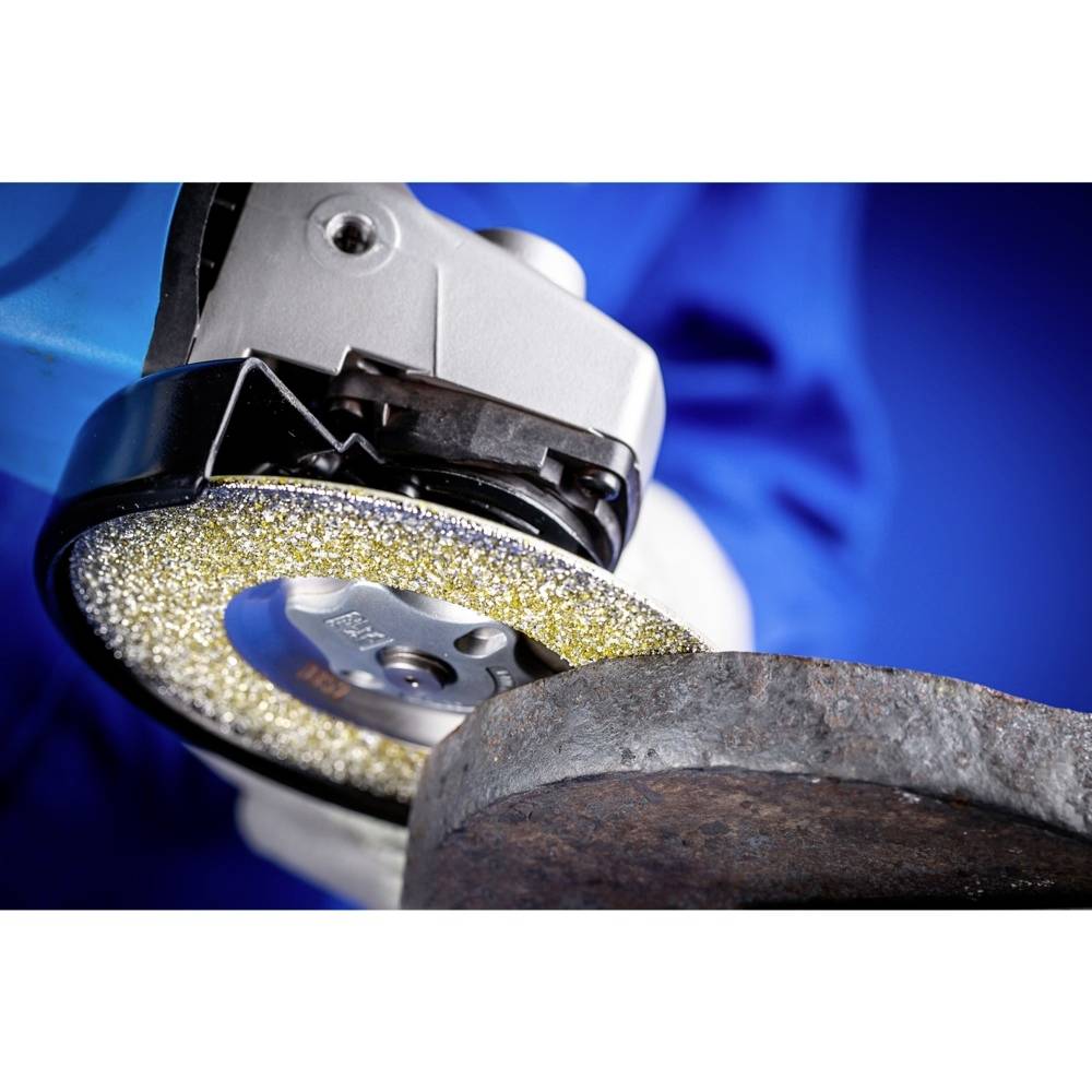 Eine Schleifmaschine wird verwendet, um eine Metalloberfläche zu bearbeiten. Die Funken zeigen den Schleifprozess an.