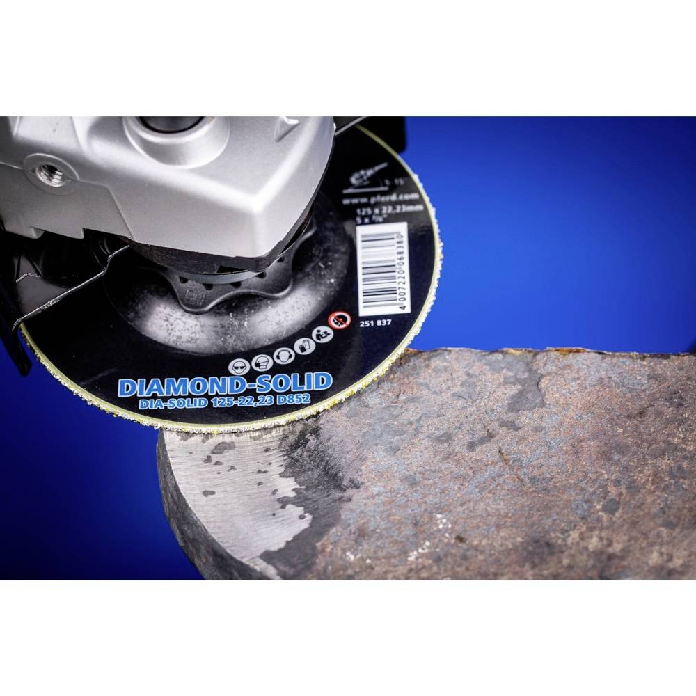 Ein Winkelschleifer mit einer DIAMOND-SOLID Trennscheibe schneidet Metall. Die Scheibe hat die Abmessungen 125x22,23mm.