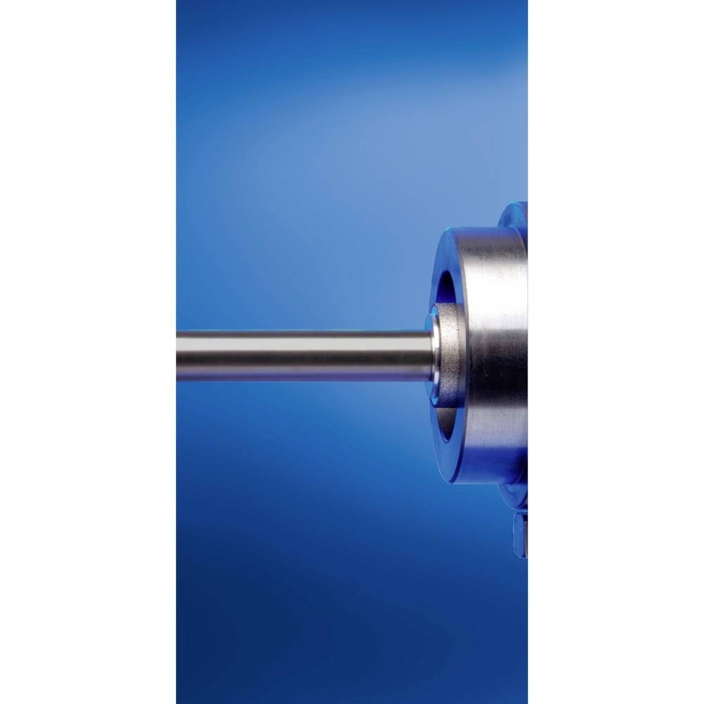 Nahaufnahme einer Metallwelle, die aus einem Lager herausragt, vor einem einfarbigen blauen Hintergrund.