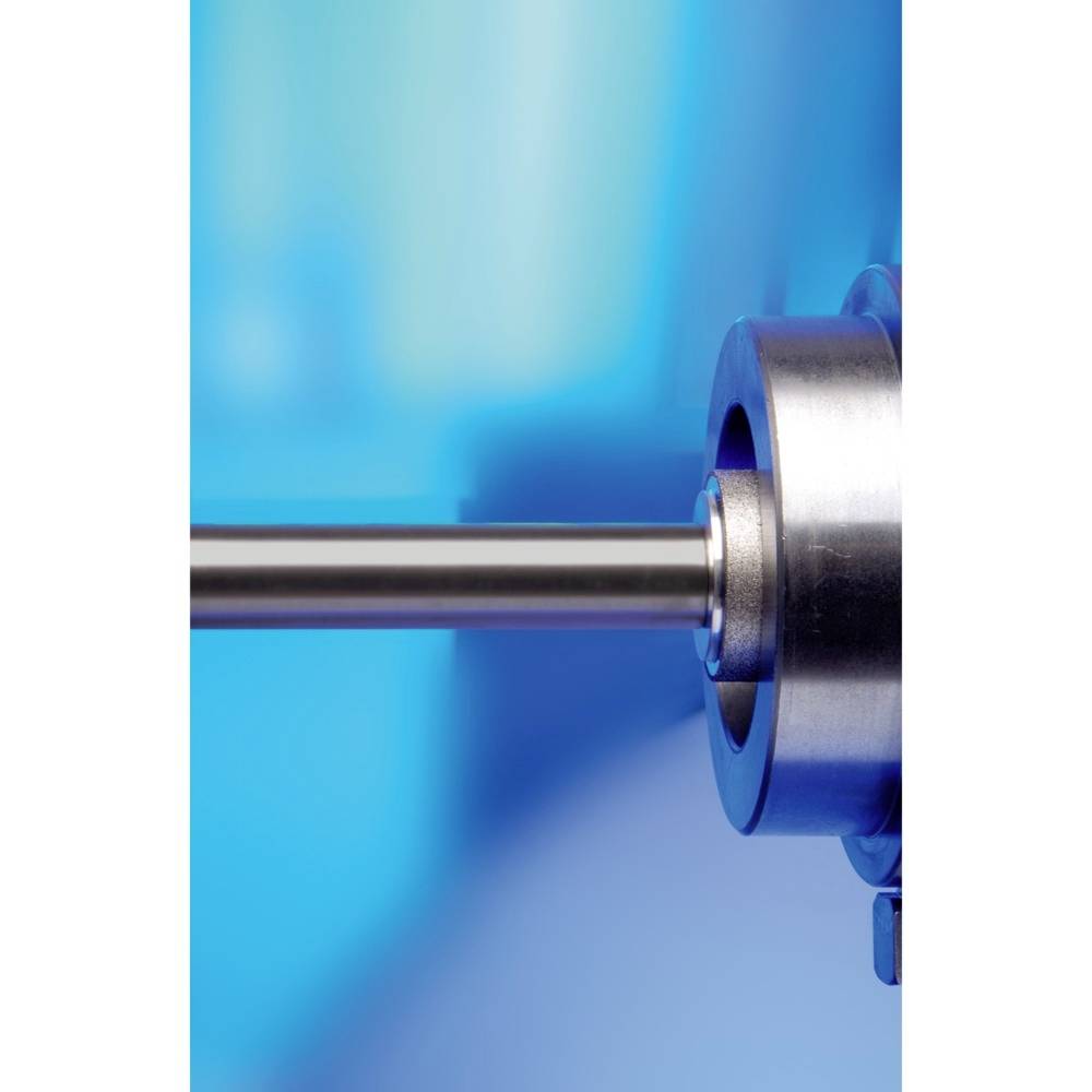 Eine Metallstange ragt horizontal aus einer blauen, glänzenden Oberfläche heraus, umgeben von einem runden Metallgehäuse.