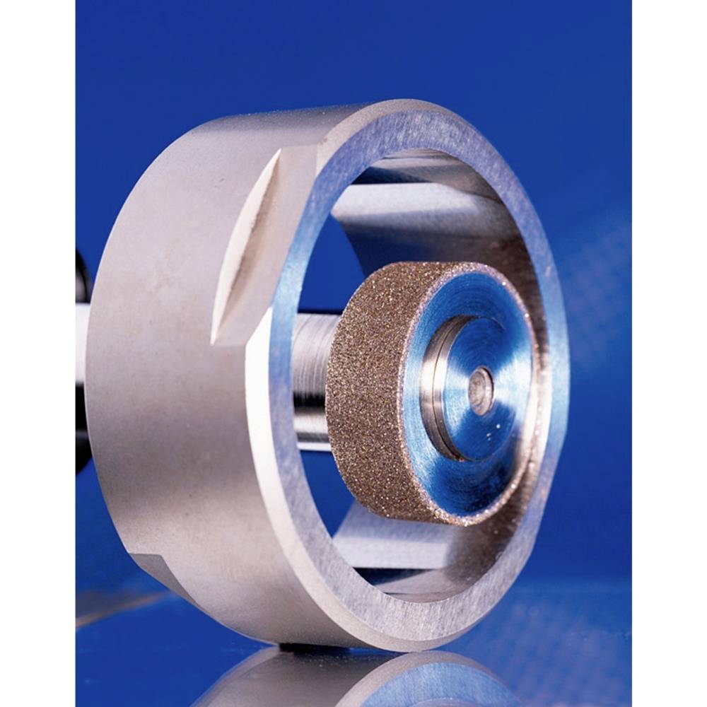 Ein Schleifrad mit feiner Körnung in einer Metallhalterung vor einem blauen Hintergrund. Es wird für präzises Materialschleifen verwendet.