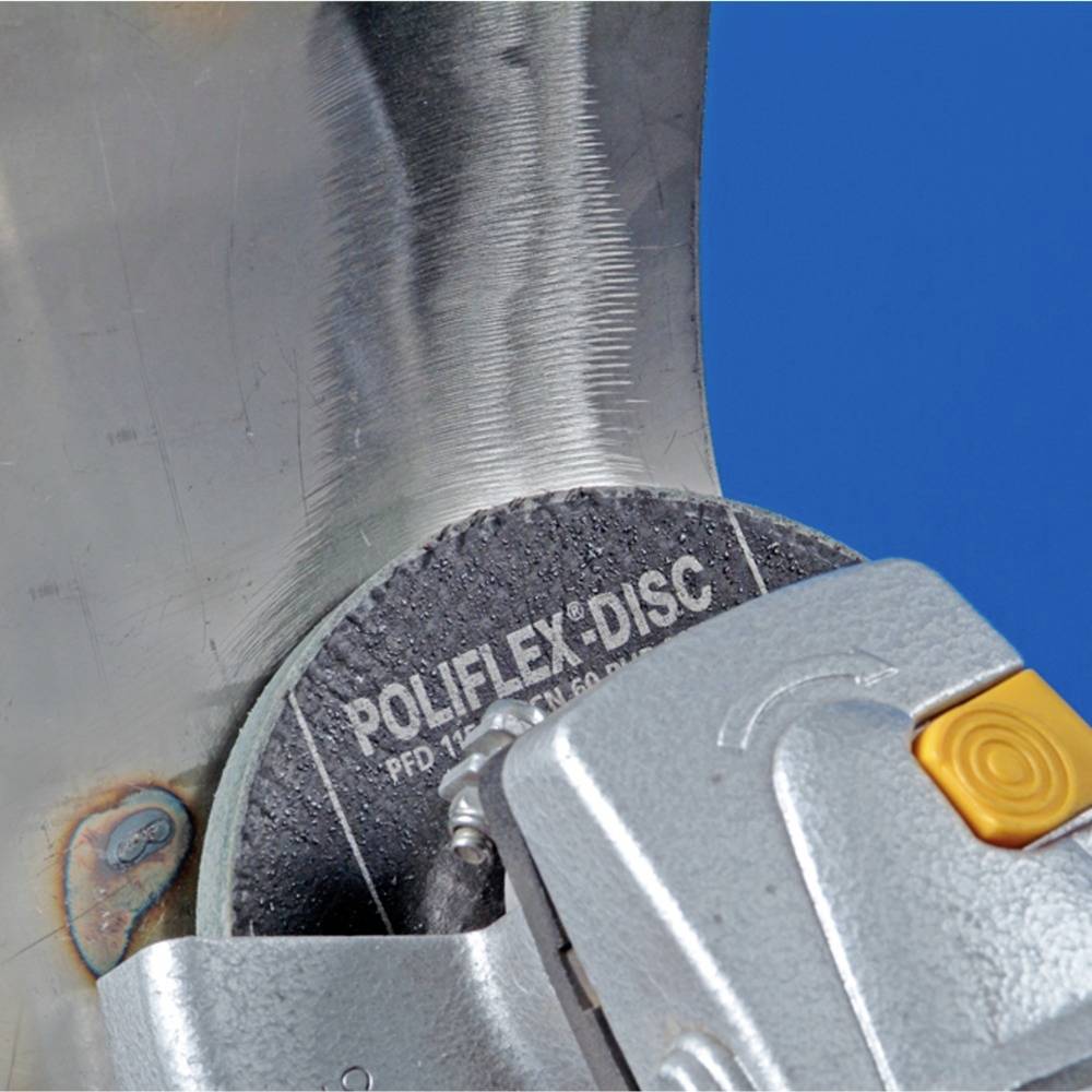 Eine Schleifscheibe mit der Aufschrift 'POLIFLEX-DISC' befestigt an einer Maschine, die Metall bearbeitet.