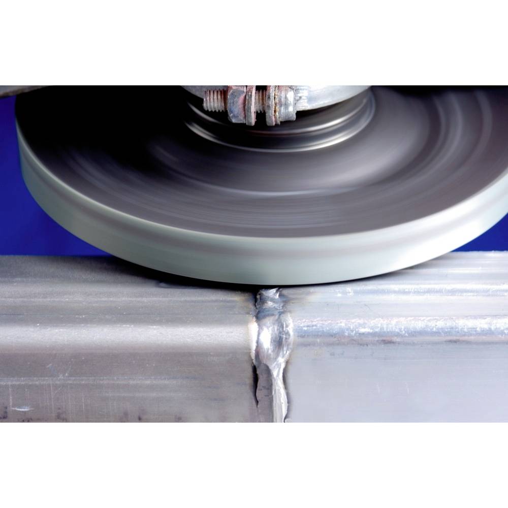 Ein rotierendes Schleifrad glättet eine Schweißnaht auf einem Metallstück.