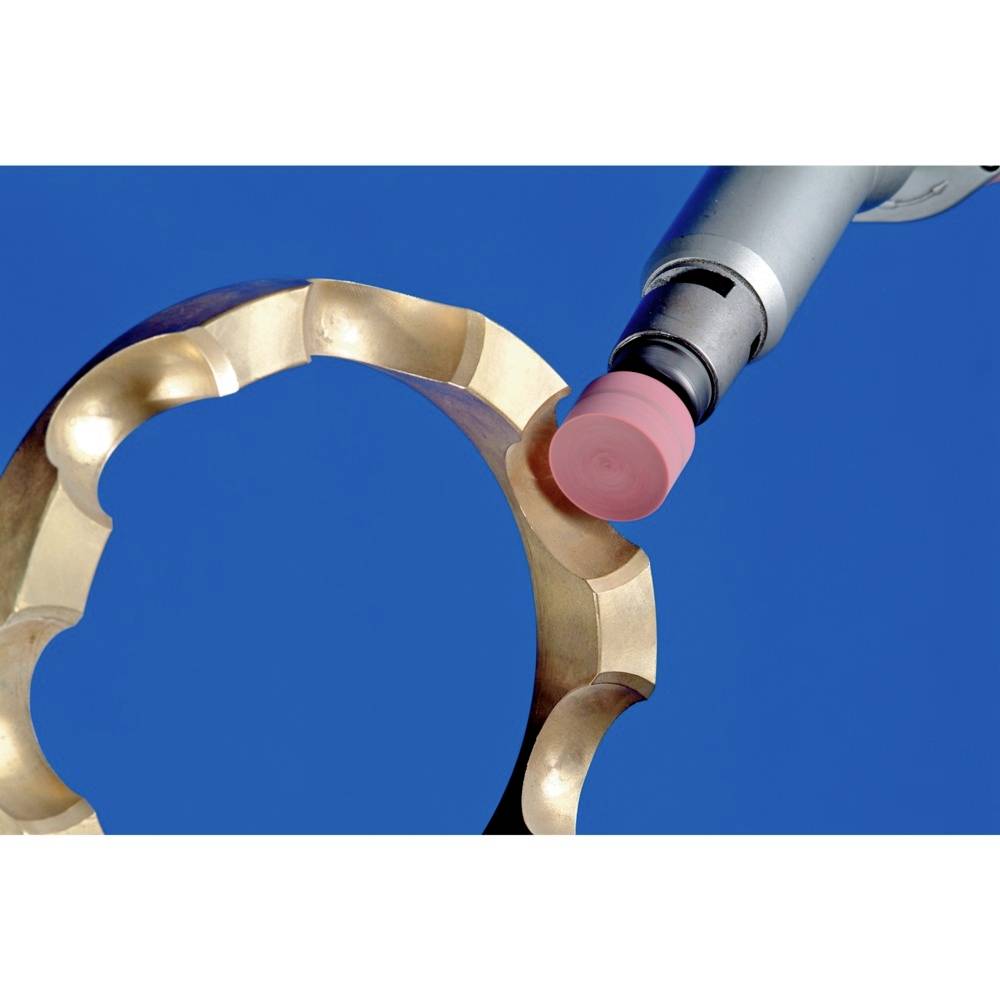 Ein Dremel-Werkzeug mit rosa Schleifkopf glättet eine große, gezahnte Metalloberfläche. Das Bild zeigt einen handwerklichen Schleifprozess.