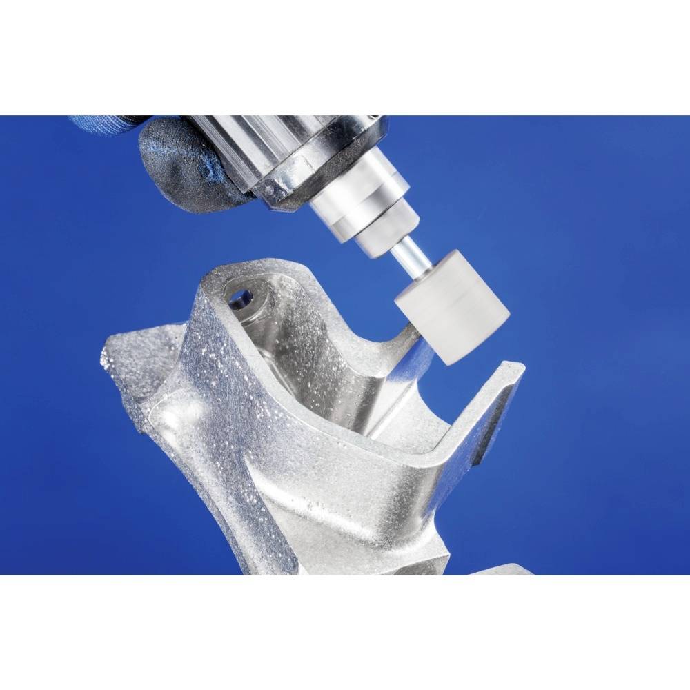 Metallfräse bearbeitet silbernes Metallteil gegen blauen Hintergrund. Nahaufnahme des Bearbeitungsprozesses einer Metallkomponente.