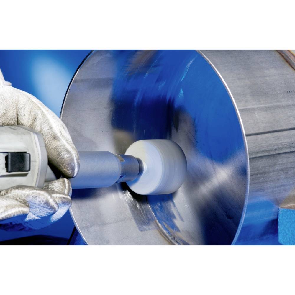 Eine Person poliert eine Metalloberfläche mit einem Polierwerkzeug. Sie trägt Schutzhandschuhe. Die Szene vermittelt Präzisionsarbeit.