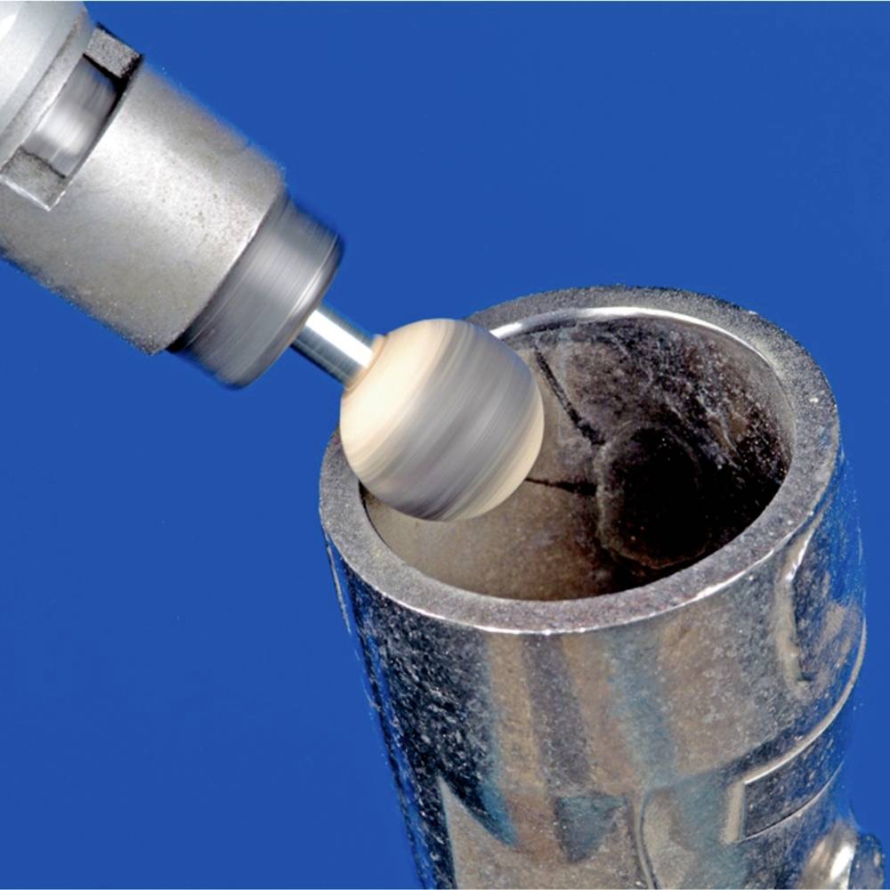 Ein zylindrisches Metallstück wird von einem rotierenden Schleifwerkzeug bearbeitet, um die Oberfläche zu glätten.