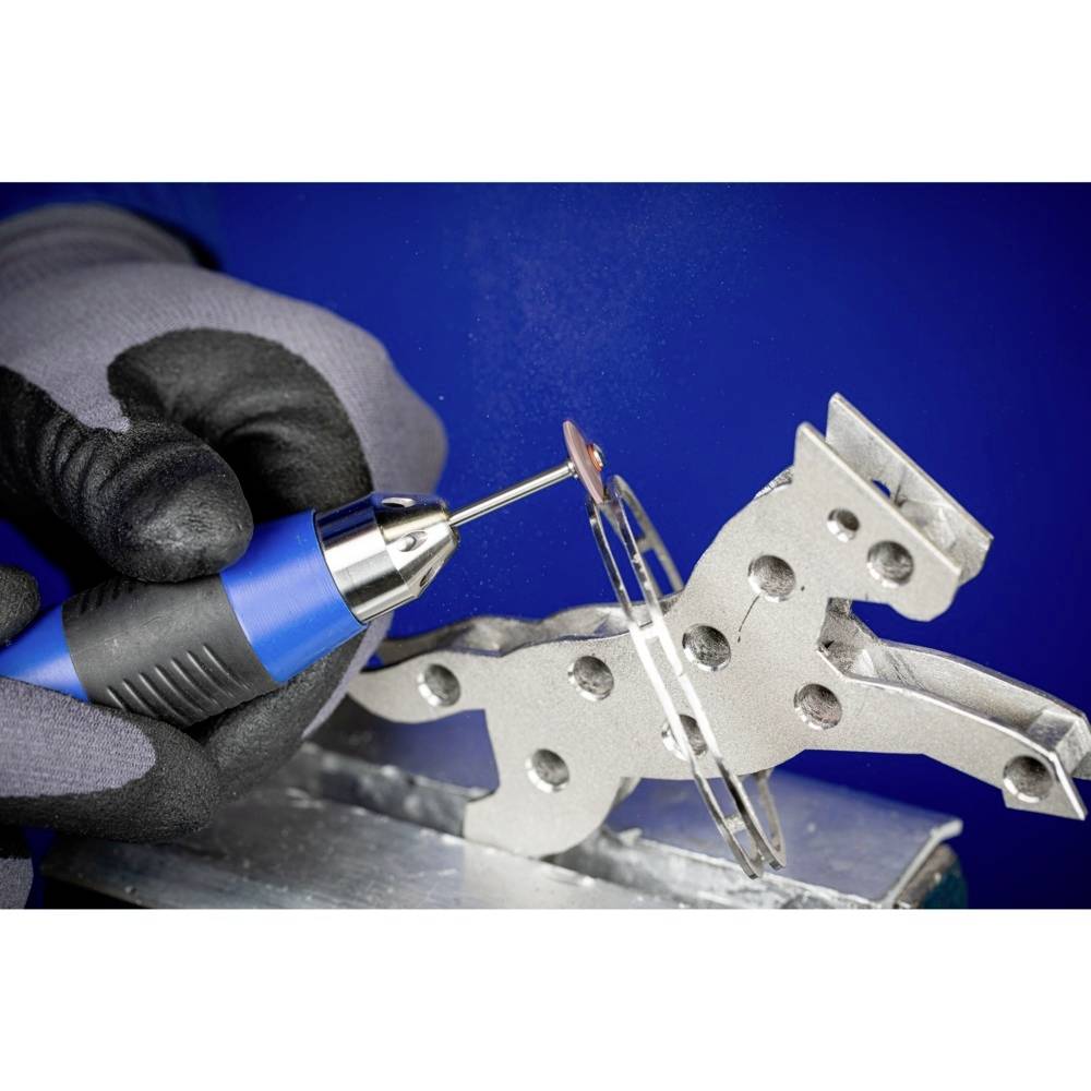 Hand hält ein rotierendes Präzisionswerkzeug, das Metallpferdeskulptur bearbeitet. Schutzhandschuhe und blaues Werkzeuggehäuse sichtbar.