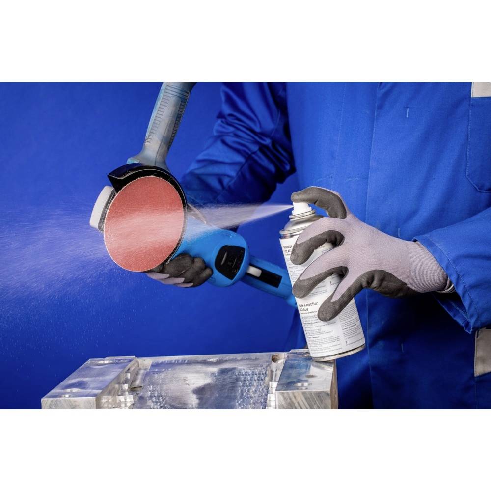 Person in blauer Arbeitskleidung sprüht etwas auf einen Gegenstand, wobei ein Winkelschleifer zur Bearbeitung verwendet wird.