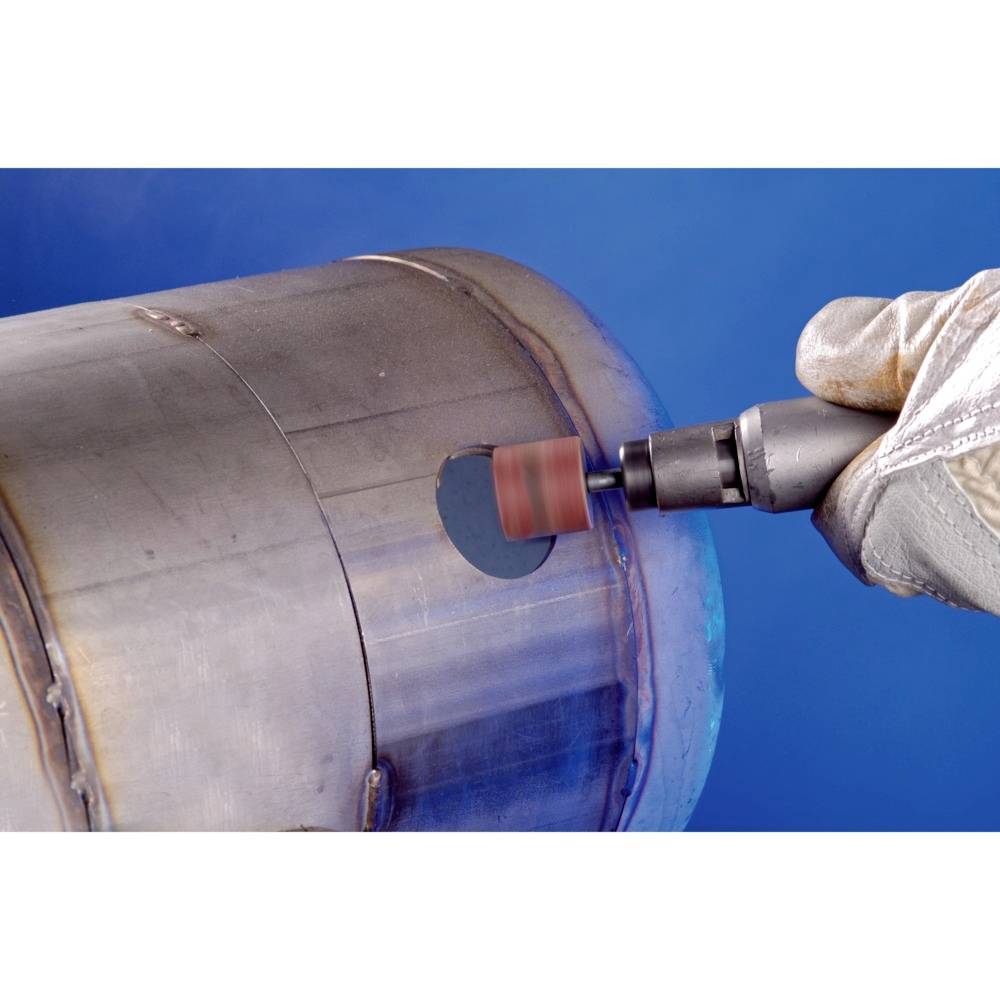 Eine Person trägt Arbeitshandschuhe und schleift mit einem Schleifwerkzeug einen Metallzylinder.