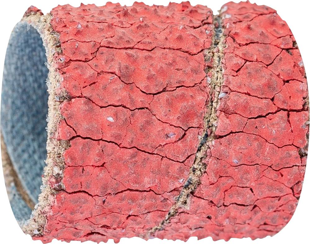 Eine rote, texturierte Oberfläche mit Rissen, die gebogenen, bröckeligen Abschnitt einer Zylinderform zeigt.