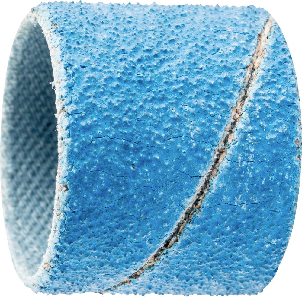 Eine blaue Schleifhülse mit rauer Textur und einer diagonalen Naht verläuft von oben links nach unten rechts.