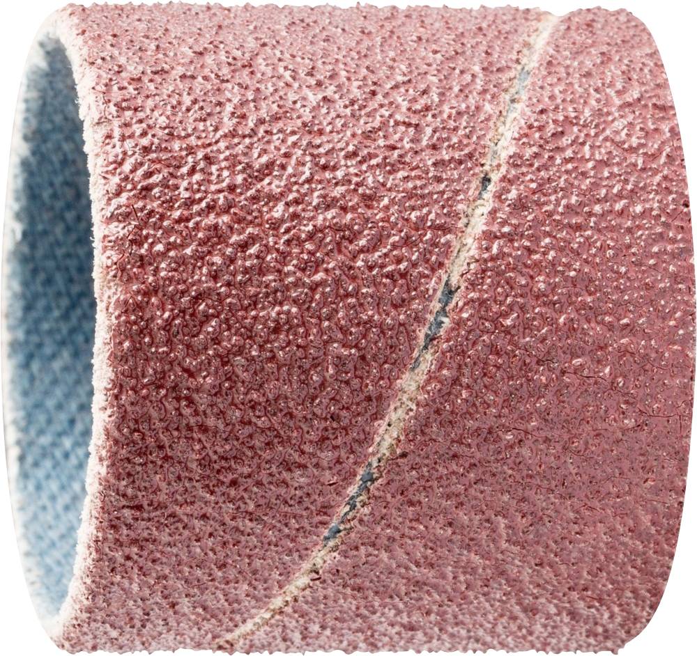 Ein rötlicher Schleifband-Zylinder mit grober Textur und leicht abgenutzten Kanten. Used for sanding or grinding surfaces.