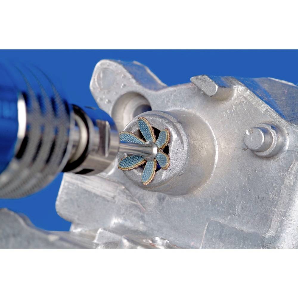 Ein rotierendes Werkzeug bearbeitet ein silbernes Metallteil mit blauer Oberfläche.