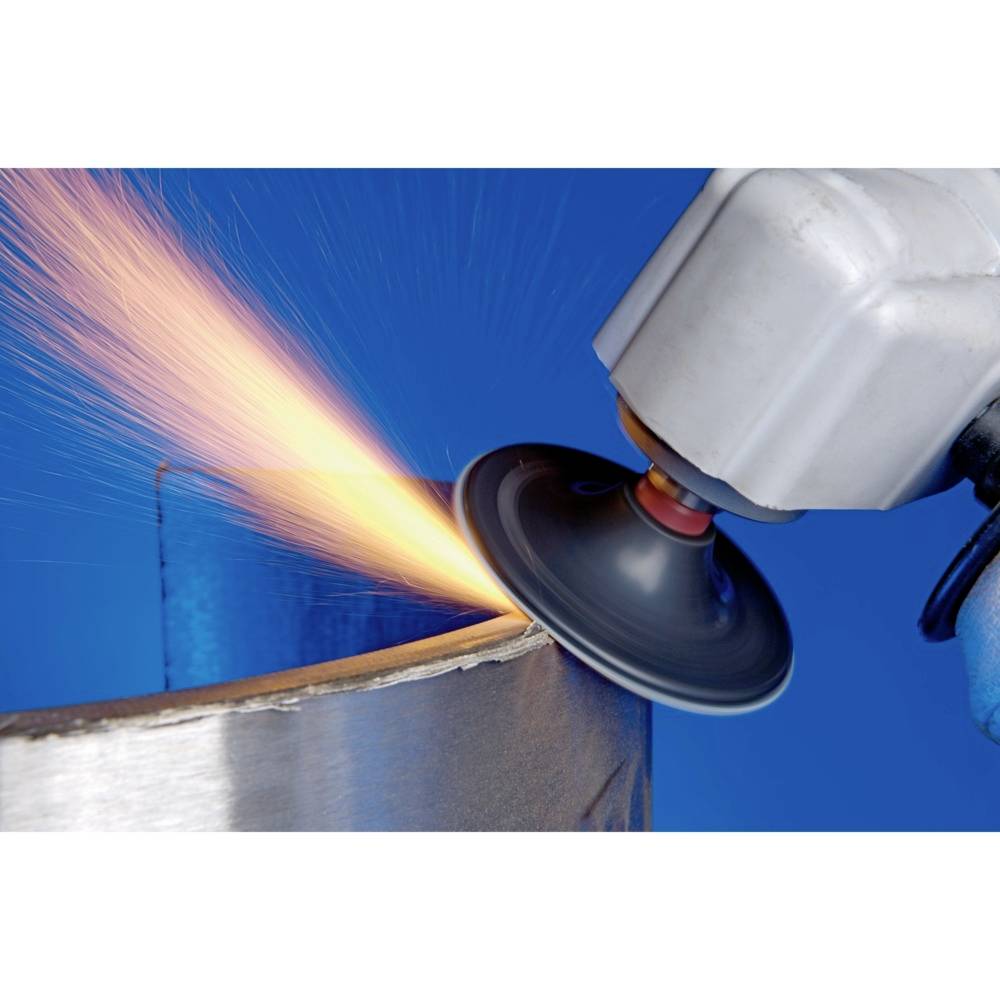Ein Winkelschleifer schleift eine Metallkante, Funken fliegen zur Seite. Die Szene zeigt eine Metallbearbeitung mit intensivem Funkenflug.