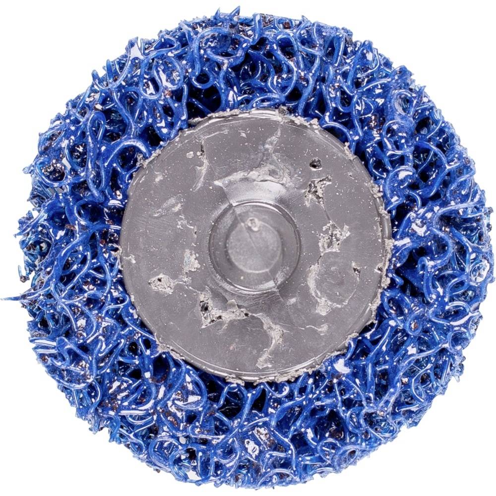 Ein runder blauer Schleifaufsatz mit einem metallischen Zentrum, verwendet für das Entfernen von Rost oder Farbe von Oberflächen.