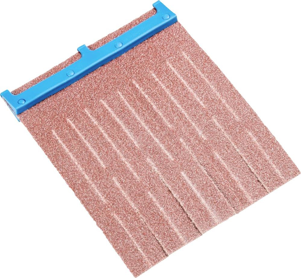 Ein rotbraunes Dachziegelstück mit blauen Befestigungen; längliche, parallele Rillen sichtbar.