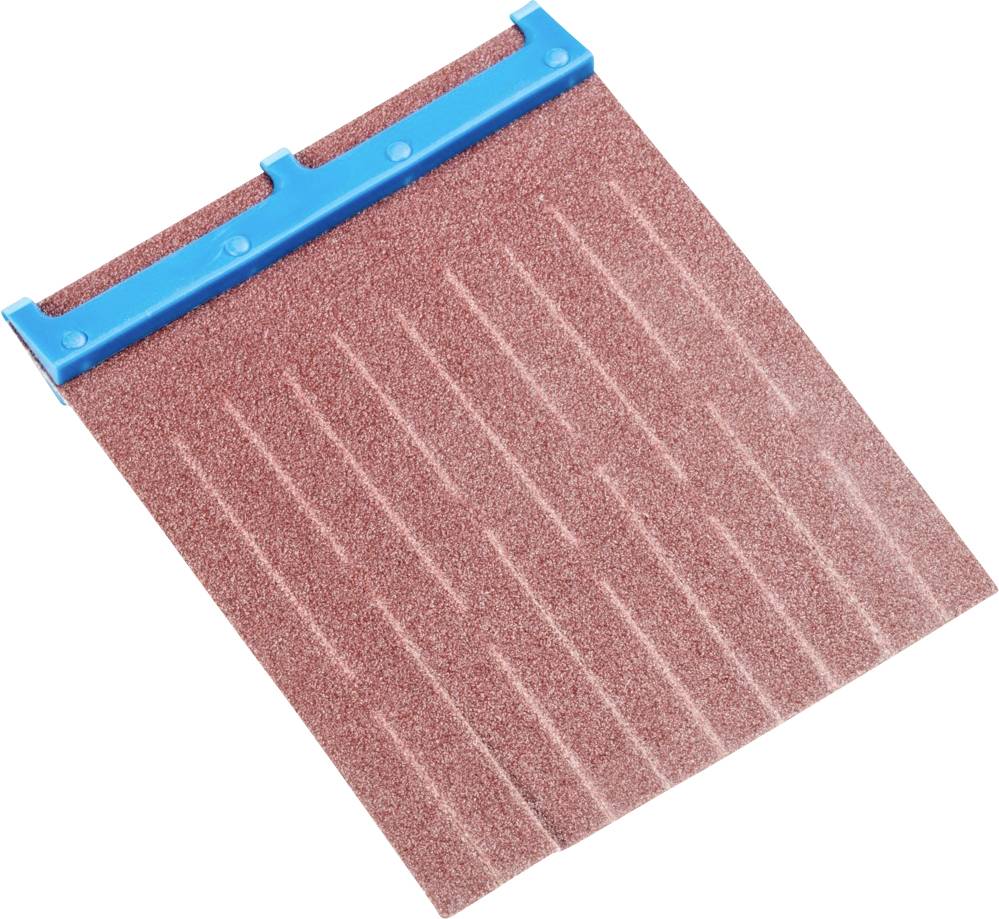 Rotes Schleifpapier mit blauen Clipkanten, leicht angewinkelt präsentiert, Fokus auf Textur und Farbe des Papiers.