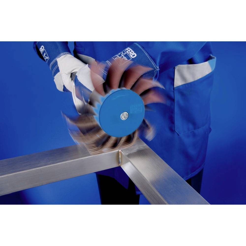 Eine Person schleift mit einem blauen Werkzeug die Kante eines Metallrohres. Schutzkleidung und -handschuhe werden getragen.