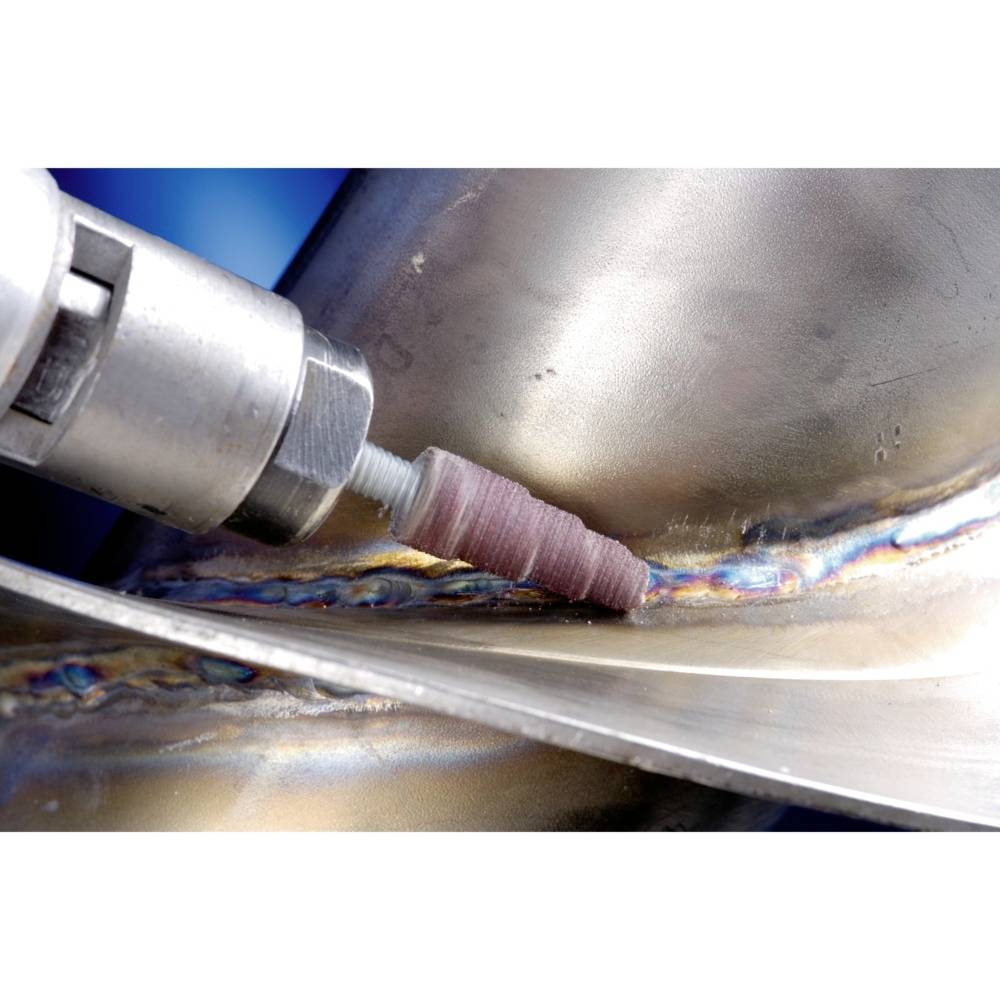 Nahaufnahme eines Schweißvorgangs an einem Metallteil. Ein Schleifwerkzeug glättet die Schweißnaht, um eine gleichmäßige Oberfläche zu erzeugen.