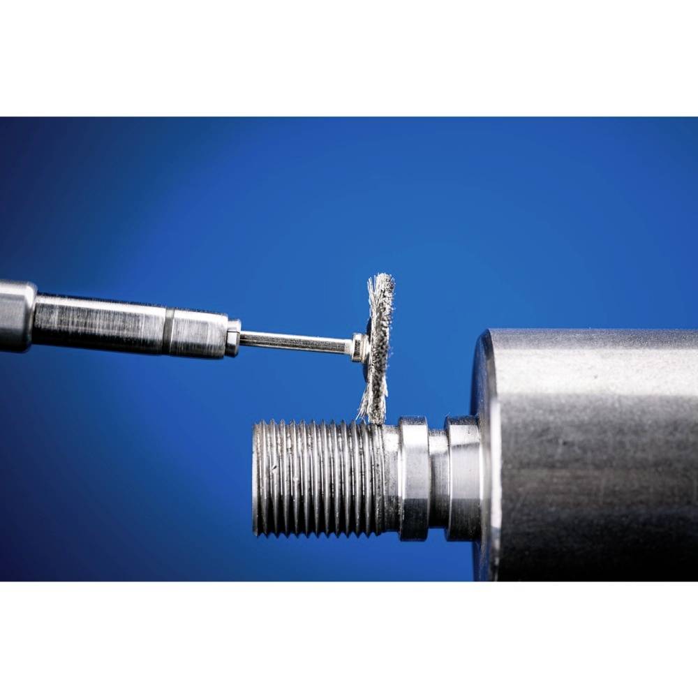 Ein Bohrer mit einer rotierenden Scheibe bearbeitet ein Metallgewinde vor einem blauen Hintergrund.