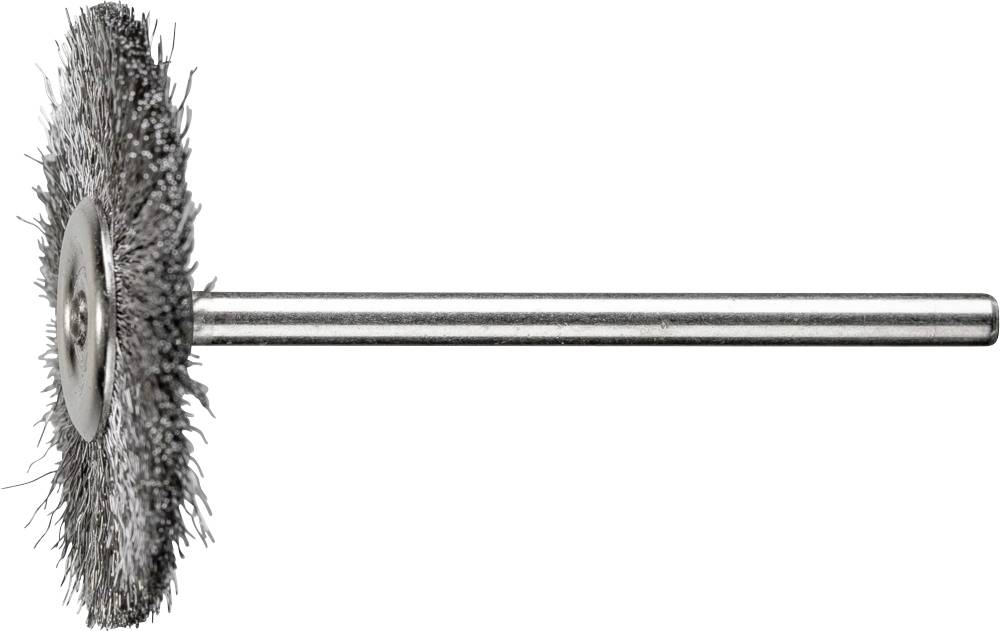 Ein Drahtbürstenaufsatz mit Metallborsten für einen Bohrer, verwendet zum Reinigen und Entrosten von Oberflächen.