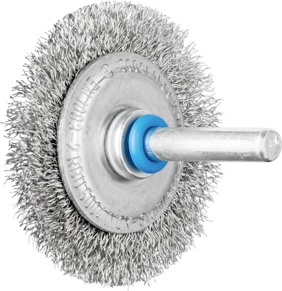 Drahtbürstenaufsatz mit Metallborsten und blauem Ring, genutzt für das Reinigen oder Entrosten von Oberflächen, auf hellem Hintergrund.