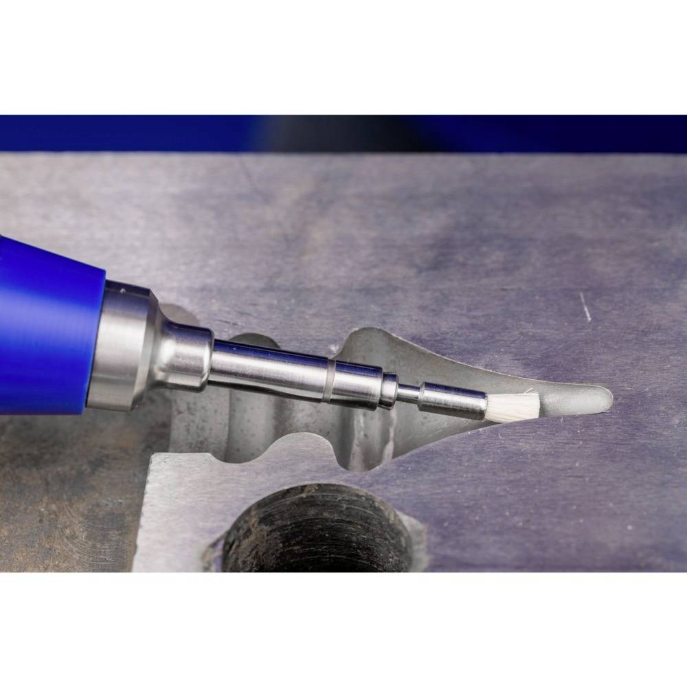 Bohrer entfernt Material von einem Metallstück. Auftrag: präzises Bohren.