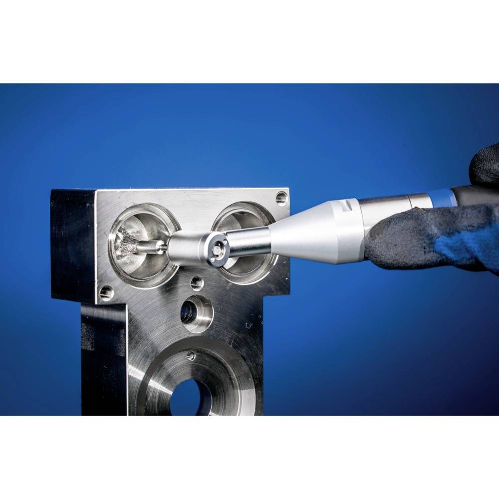 Ein Metallsensor misst die Rundheit einer Metallform, die auf einem blauen Hintergrund montiert ist. Eine behandschuhte Hand hält den Sensor.