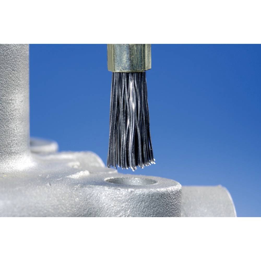 Metallbürste bearbeitet Metalloberfläche; Nahaufnahme zeigt präzise Reinigung oder Polierung, mit blauem Hintergrund.