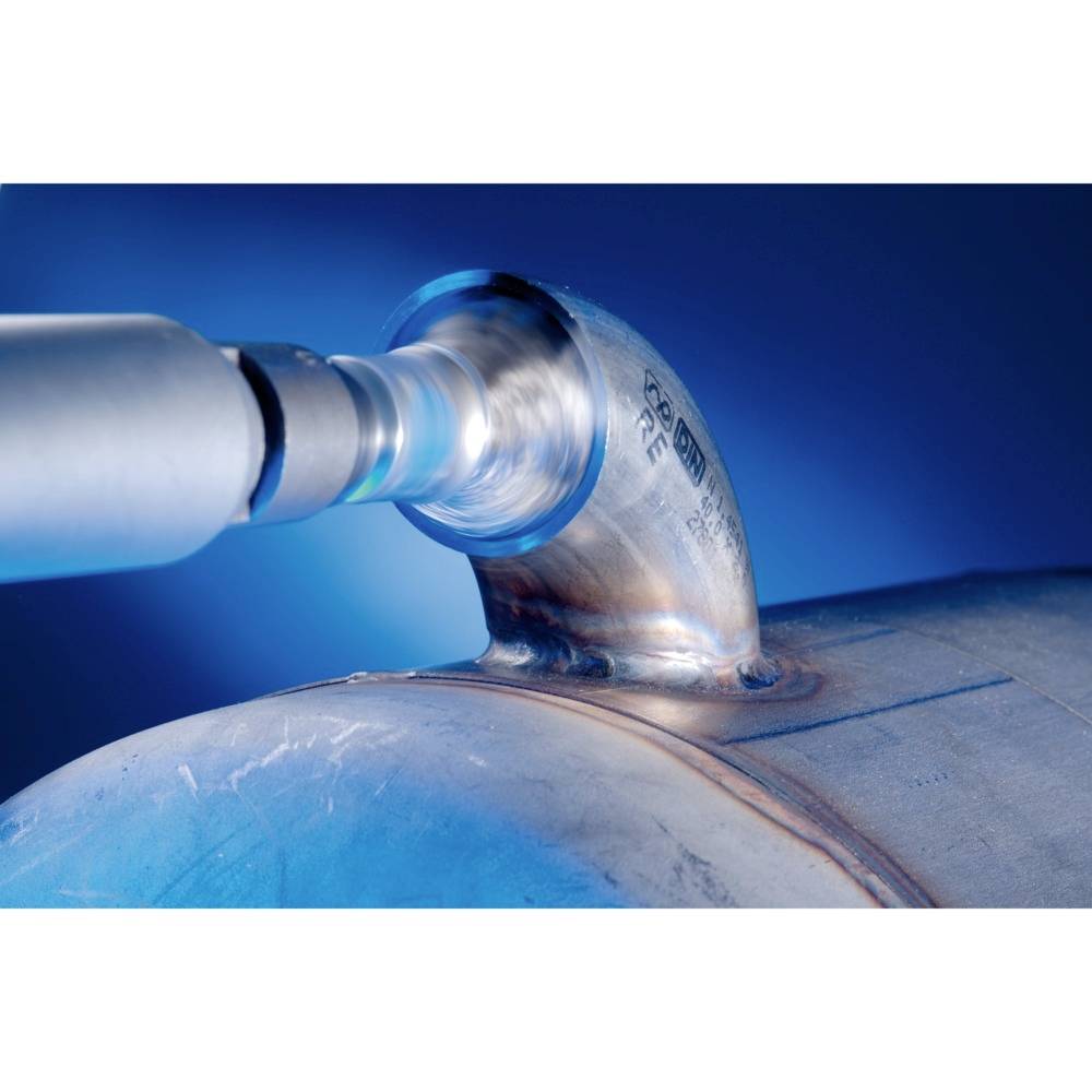 Ein Schweißgerät bearbeitet eine Metallrohrverbindung. Der Hintergrund ist blau. Fokus liegt auf präzise Schweißtechnik.