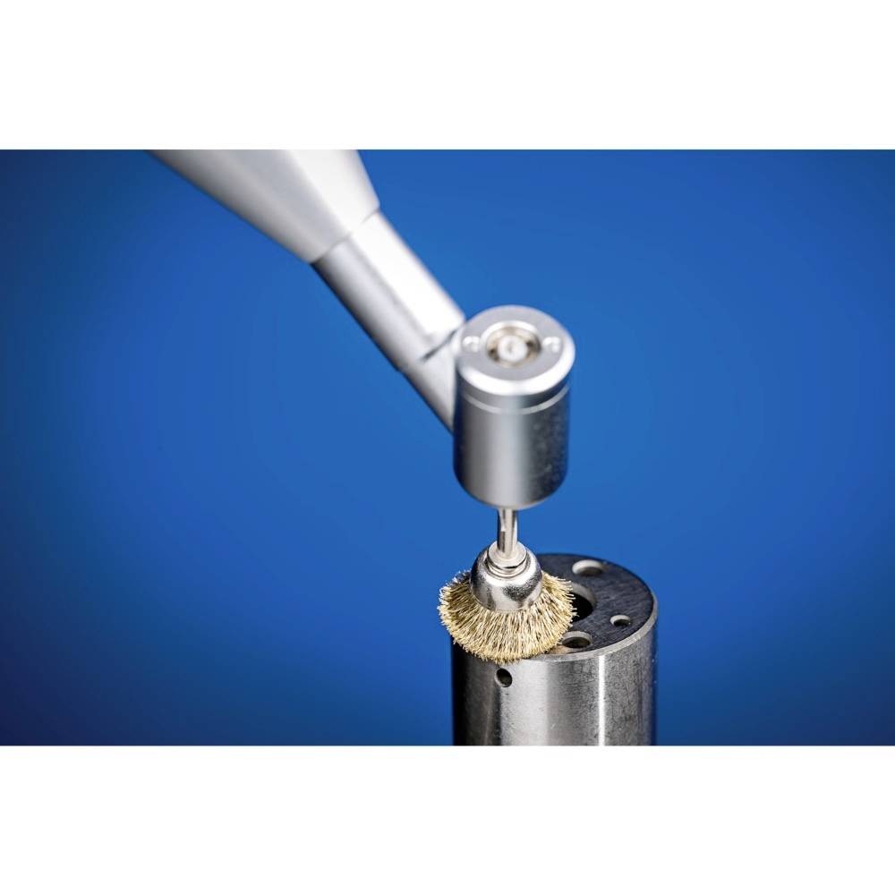 Eine Maschine führt eine Reinigung oder Polierung mit einer rotierenden Bürste auf einer Metalloberfläche vor blauem Hintergrund durch.