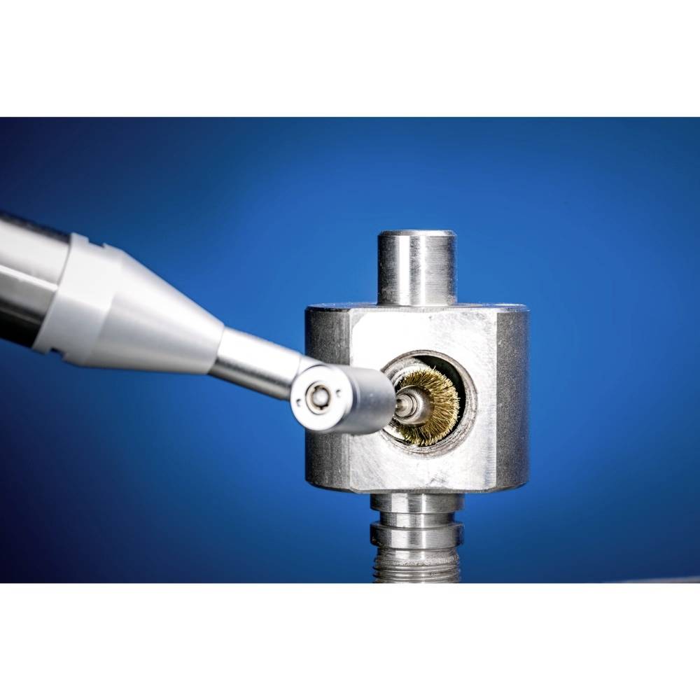 Ein Präzisionsmessinstrument misst den Durchmesser einer Metallöffnung. Hintergrund ist blau.