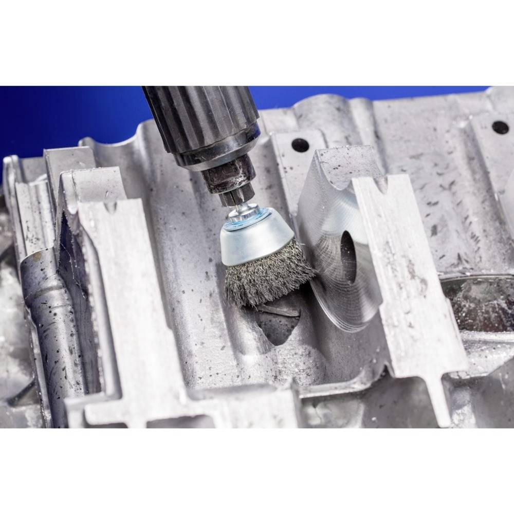 Metallbearbeitung mit einer rotierenden Drahtbürste, die an einer Maschine befestigt ist, um eine Metalloberfläche zu reinigen oder zu polieren.