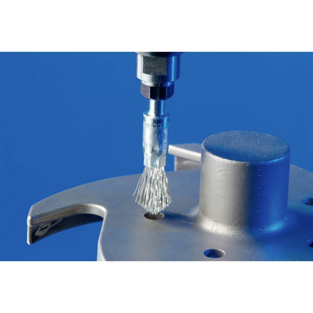 Eine Maschine poliert die Oberfläche eines Metallteils mit einem rotierenden Bürstenaufsatz, um Grate zu entfernen.