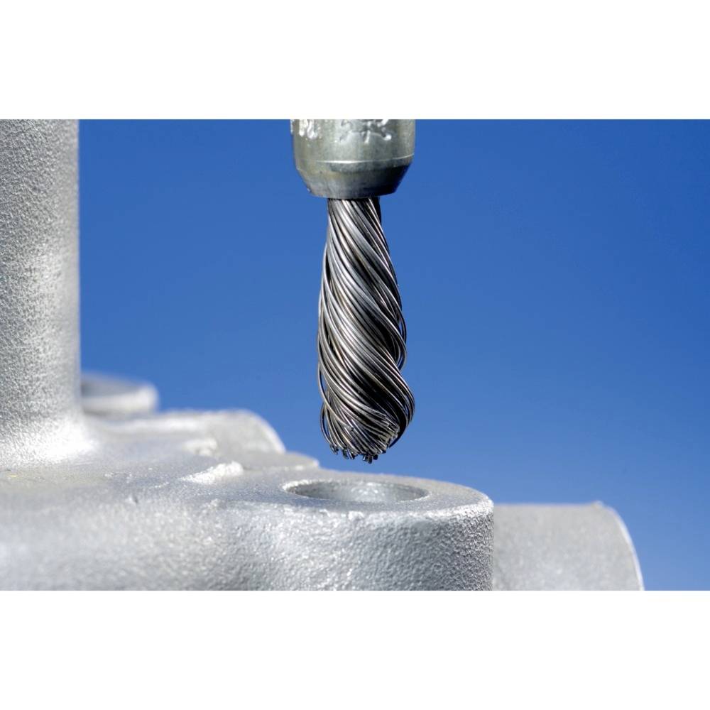 Nahaufnahme eines Zylinderschleifers, der auf einer Metalloberfläche arbeitet. Der Hintergrund ist blau.